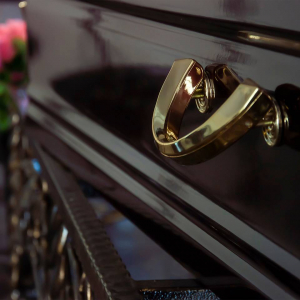 Лежащий в гробу покойник моргнул во время похорон