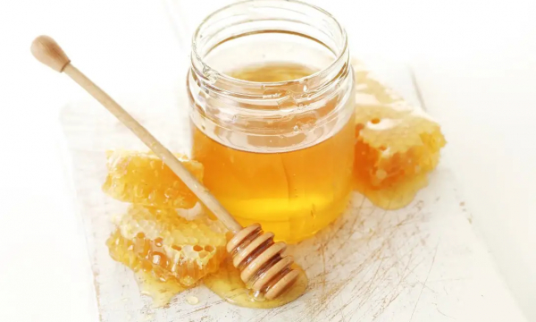 Зачем опытные хозяйки кладут мед в суп: об этом секрете мало кто знает